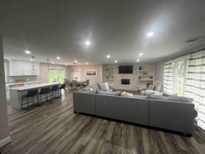 Modern, Spacious, & Central, Hot Tub, Sleeps 15
